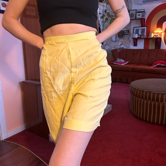 1970s union made yellow pleated side zip shorts - Picture 2 of 12